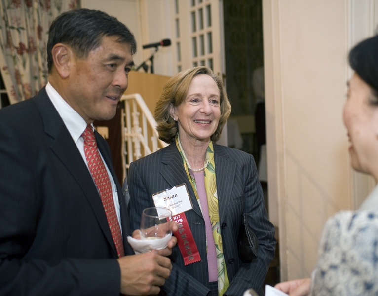 President Hockfield and Martin Tang, former President of the MIT Alumni Association, talk to alumni at the MIT Club of Hong Kong event.