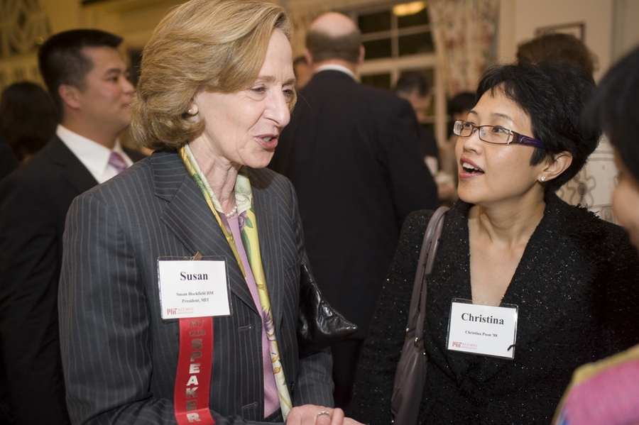President Susan Hockfield talks to alumni at the MIT Club of Hong Kong.