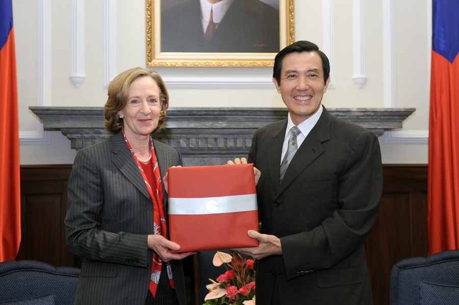 MTI President Susan Hockfield meets with Taiwanese President Ma Ying-jeou on Monday, June 28, in Taipei, and presents a gift to President Ma.