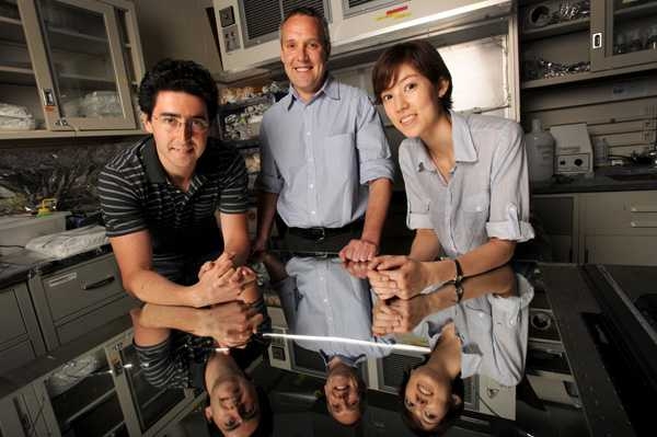 Yoel Fink, flanked by two of the graduate students in his lab who helped develop the new fibers, Sasha Stoyarov and Noémie Chocat.