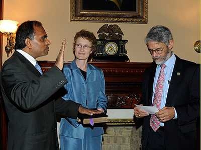John Holdren ’65, SM ’66, right, formally swears in Subra Suresh as NSF director as Suresh’s wife, Mary, looks on. 