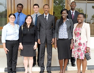 President Kagame with the MIT students after their meeting at Village Urugwiro.