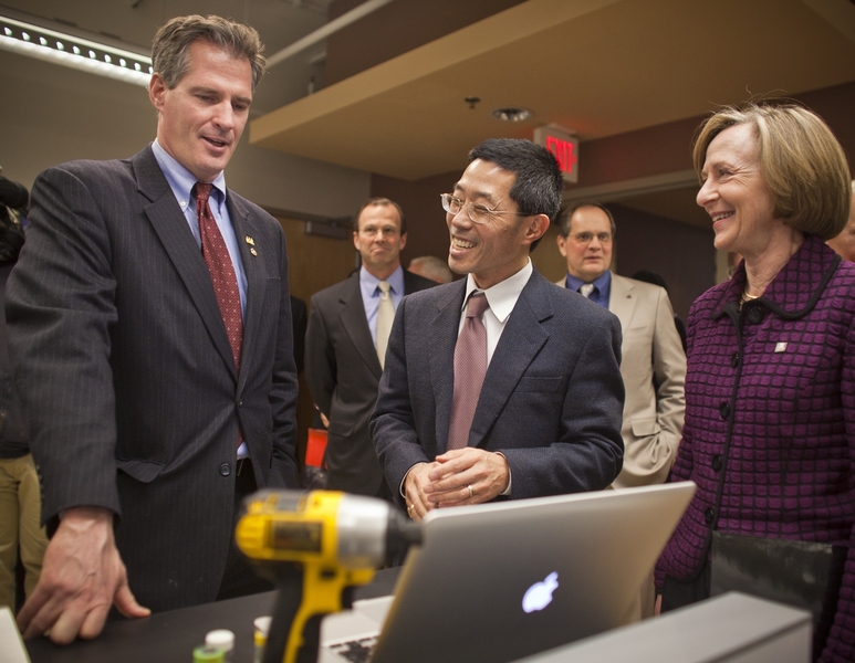 Materials science and engineering professor Yet-Ming Chiang demonstrates some applications of his work with U.S. Sen. Scott Brown (R-Mass.) as he tours the MIT Institute for Soldier Nanotechnologies with MIT President Susan Hockfield.