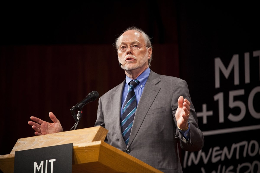 Institute Professor Phillip Sharp, a member of the Koch Institute, discusses the convergence of life sciences and engineering in the battle against cancer.