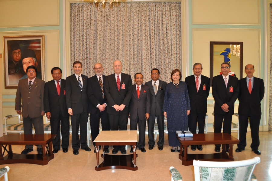 Yossi Sheffi (center), Eric Grimson (to his right), with Mahender Singh, Executive Director of the MIT Global SCALE Network in Asia, and members of Malaysian delegation