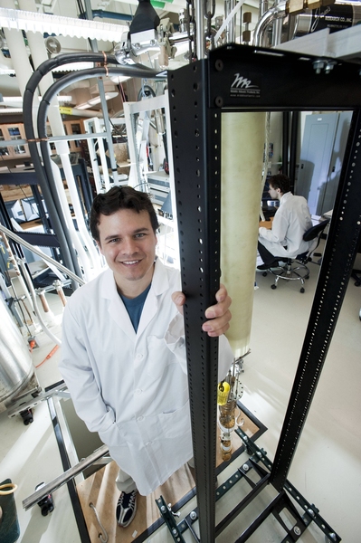 Photo of Pablo Jarillo-Herrero in a lab
