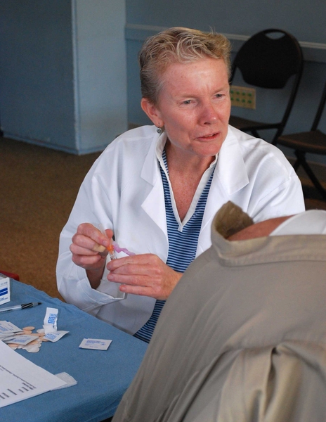 Nurse practitioner Jackie Sherry, MIT Medical’s infection control coordinator, prepares to vaccinate a patient at the Sept. 30 flu clinic.