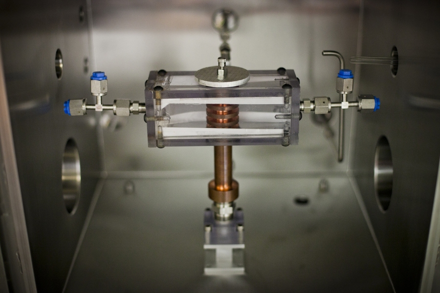 This laboratory setup was used to test the principles behind Wang and Miljkovic's concept for a hybrid solar thermoelectric system that could deliver both electricity and heat.