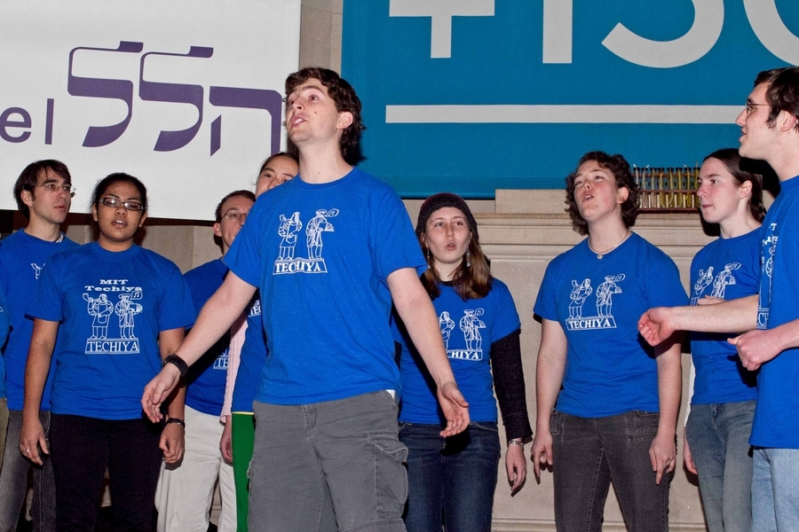 Techiya, MIT’s only Jewish, Hebrew and Israeli a cappella group sang at the ceremony. In the foreground, sophomore Jacob Hurwitz belts out a solo.