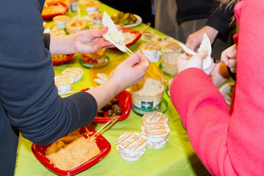 Hummus vendors Sabra, Tribe, Cedar’s, Eat Well Enjoy Life, Good Neighbors Specialty Foods and Rami’s falafel were on hand to offer free samples and giveaways for attendees.
