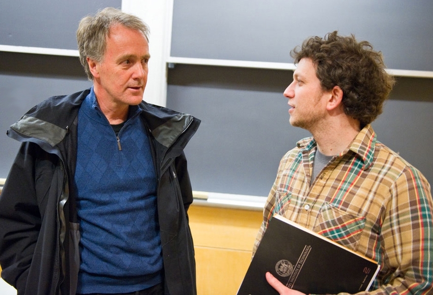 Knight Fellow and Reuters Environment Correspondent Alister Doyle continues a conversation after the panel discussion with BP-MIT Energy Fellow Adam Freedman, a graduate student in the Department of Civil and Environmental Engineering whose work focuses on the microbial conversion of wastes to produce clean fuels and energy sources, including biofuels and microbial fuel cells. 