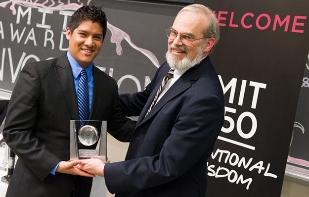 Chancellor Grimson presents the Albert G. Hill Prize to Ruben Alonzo ’11.