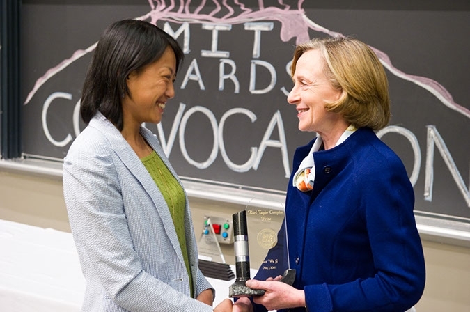 President Susan Hockfield presents the Karl Taylor Compton Prize to graduate student Shan Wu.