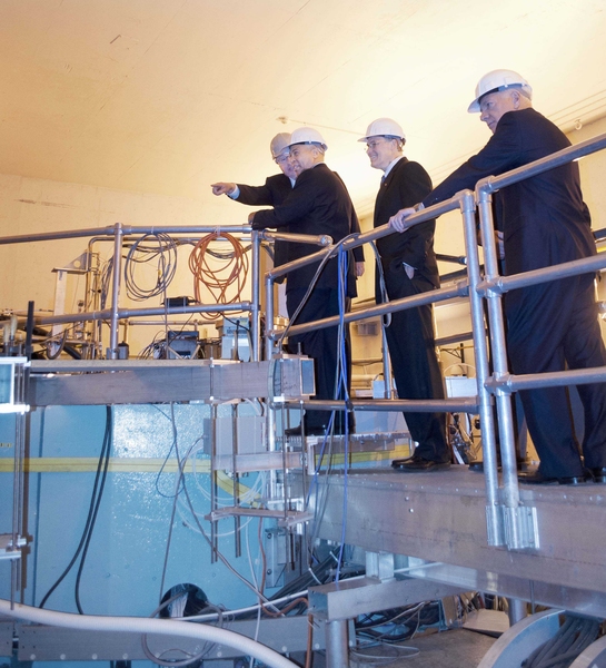 Atop the Alcator C-Mod tokamak, Dr. Earl Marmar shows Gov. Patrick and U.S. Rep. Jay Inslee some of the technology involved in running the machine.
