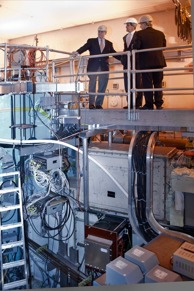 Kerry gets a birds-eye view of Alcator C-Mod, its diagnostics and power supplies, along with Porkolab, left, and Alcator Project Head Dr. Earl Marmar, right.