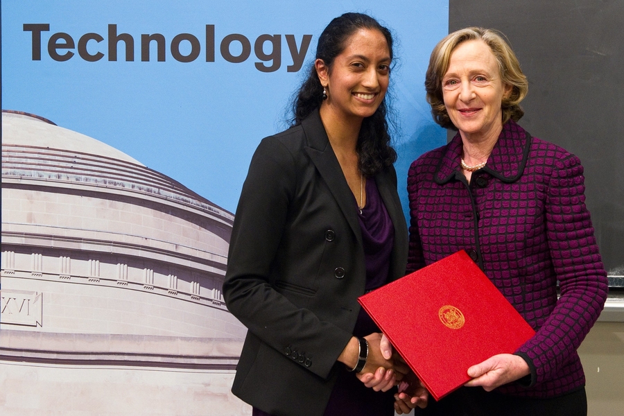 President Susan Hockfield presents the Laya W. Wiesner Award to senior Vidya Eswaran.