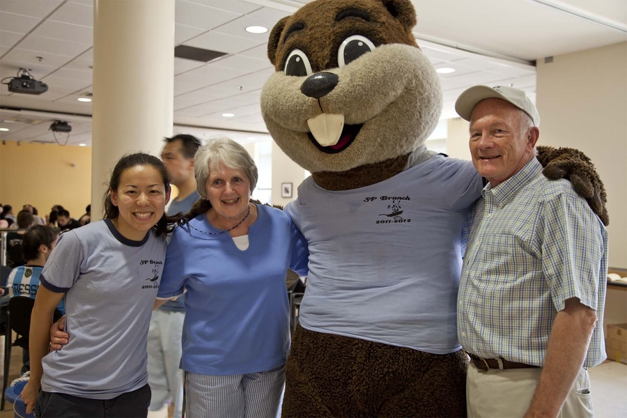 Tim the Beaver poses with reunion planning committee member Chelsea He G, and Housemasters Dottie and Roger Mark '60 & PhD '66.