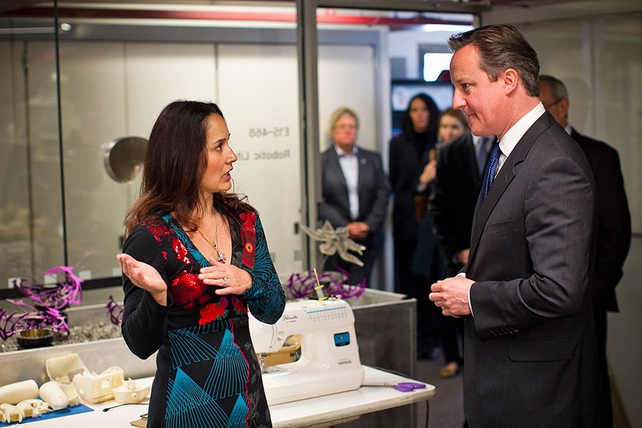 Media Lab professor Cynthia Breazeal describes her work on robotics to the prime minister.