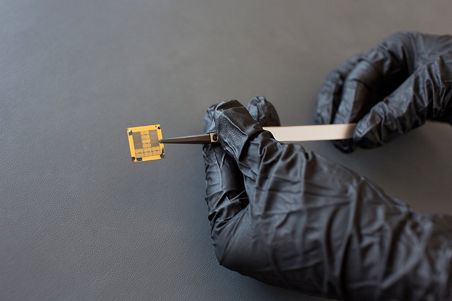 Weinstein and Popa&#39;s experimental chip, which they manufactured at MIT&#39;s Microsystems Technology Laboratory, is divided into nine identical regions, each of which contains 65 resonators and additional circuitry required to test them.