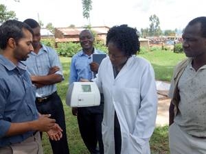 Anil Kumar (left), a ghdLab teammate of Jan Ma, demonstrated the Daktari CD4 device to a lab technician in Kakamega County, Kenya.