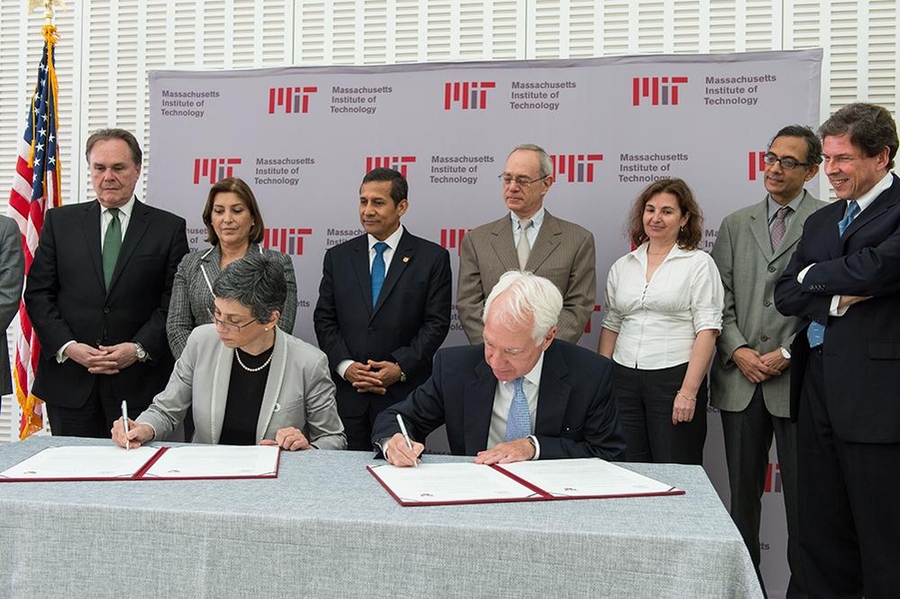 Mar&#237;a Gisella Orjeda Fern&#225;ndez (seated at left), president of the Science, Technology and Technological Innovation National Council of Peru (CONCYTEC), and MIT Vice President Claude Canizares signed a letter establishing a &#34;mutually beneficial collaboration&#34; in the areas of education and research.  