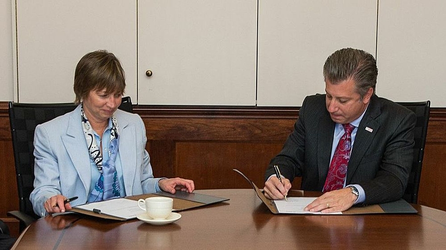 Maria Zuber, MIT’s vice president for research, and Michael Mansuetti, president of Robert Bosch, LLC, at the signing.