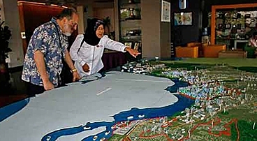 MIT and UTM faculty meet with the staff at the Iskandar Regional Development Authority in Johor Bahru, Malaysia to talk about strategies for sustainable economic development.