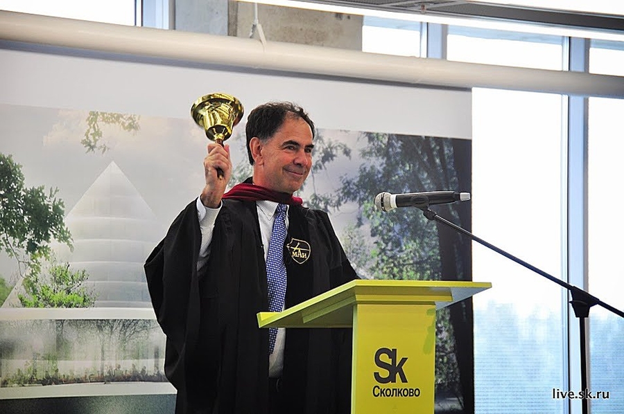 Skoltech President Edward Crawley welcomes the first academic year in Russia by ringing the ceremonial bell.