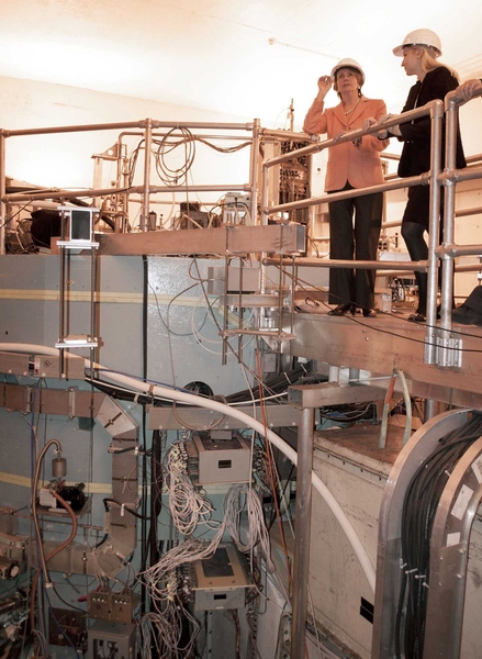 Pelosi discusses MIT fusion research atop the Alcator C-Mod tokamak with White.