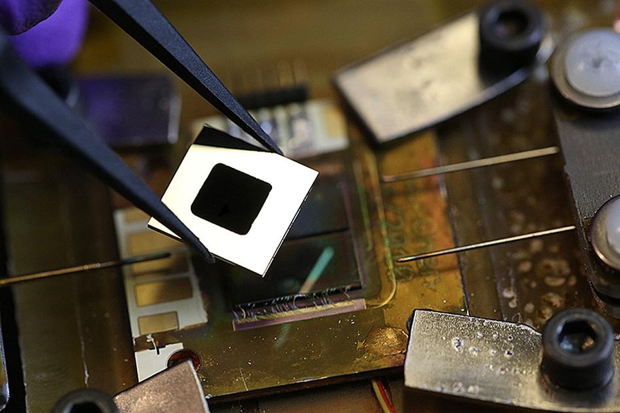 A nanophotonic solar thermophotovoltaic device composed of an array of multi&#8209;walled carbon nanotubes as the absorber, a one&#8209;dimensional silicon/silicon dioxide photonic crystal as the emitter, and a 0.55 eV photovoltaic cell.