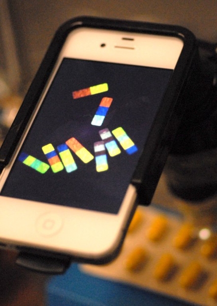 The microparticles can be imaged and analyzed using a smartphone equipped with a special magnifying lens.
