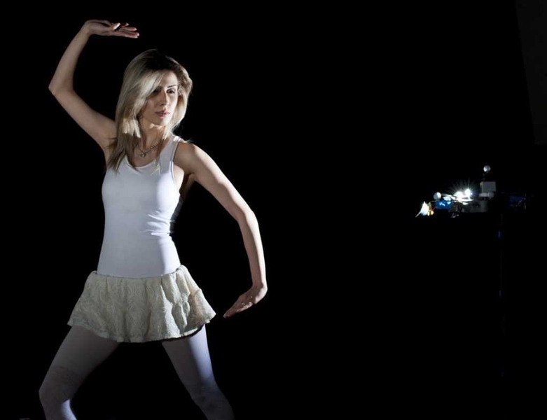 The helicopter automatically adjusts its position to maintain the same lighting effect as the subject moves.