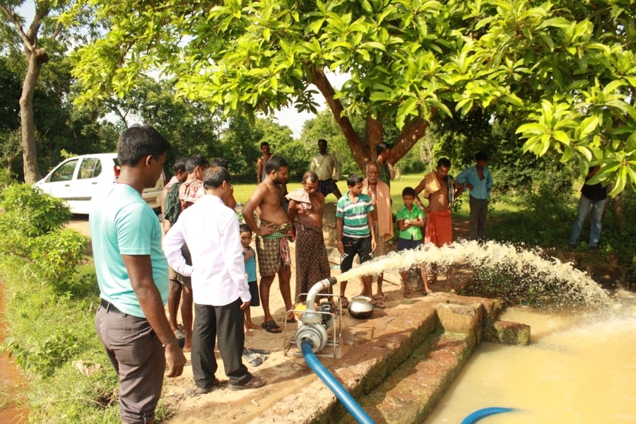Local farmers test the SEED Jarna pump in the Jalna district of Maharashtra, India. Mitesh Gala, founder SEED, is one of two new fellows, along with Carl Jensen, in the MIT D-Lab Scale-Ups program.