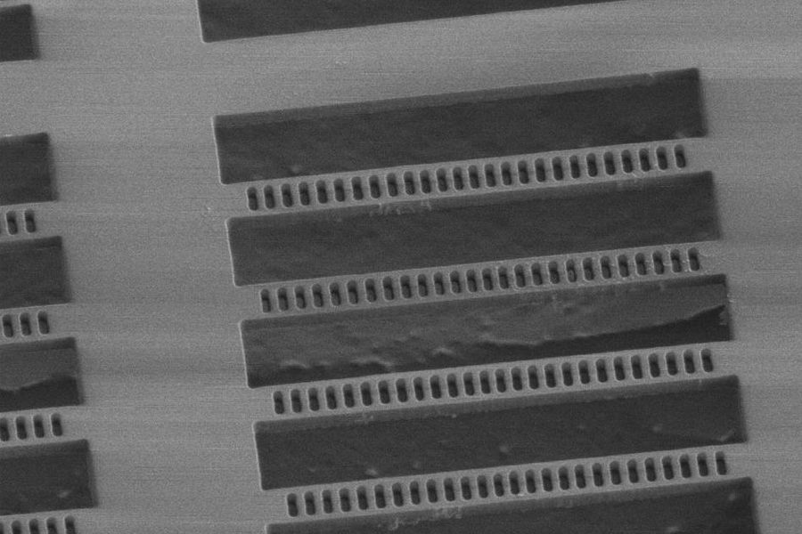 The researchers' device is a ladderlike structure etched into diamond. The gaps between the ladder's "rungs" act like a mirror, temporarily trapping light particles emitted at the ladder's center.