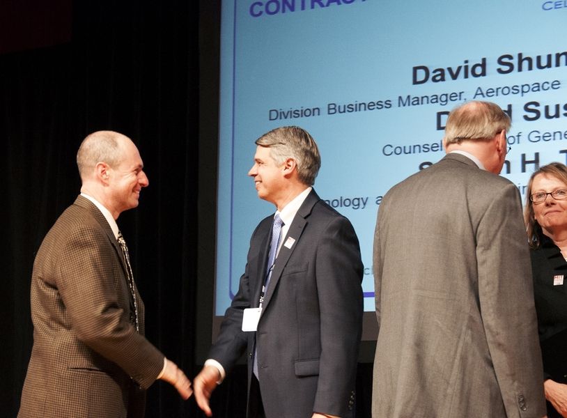 Eric Evans congratulates the Lincoln Laboratory Prime Contract Team on their Innovative Solutions Award.