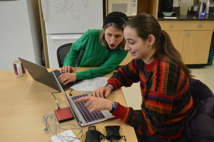 CEE graduate student Julia Hopkins (left) and freshman Clio Macrakis compile a video of their research in the Mini-UROP program.