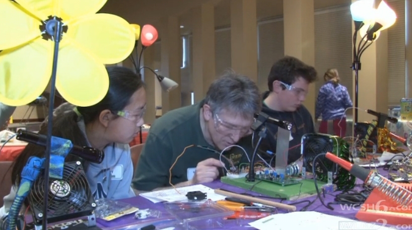 MIT alumnus Bill Silver, who led the workshop along with a local educator and a librarian, works with students.