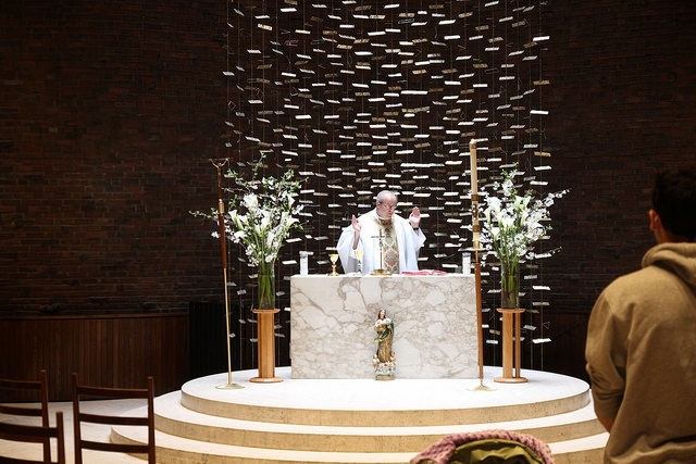 Rev. Richard Clancy celebrates a mass commemorating Catherine McLaughlin Hakim in the MIT Chapel.