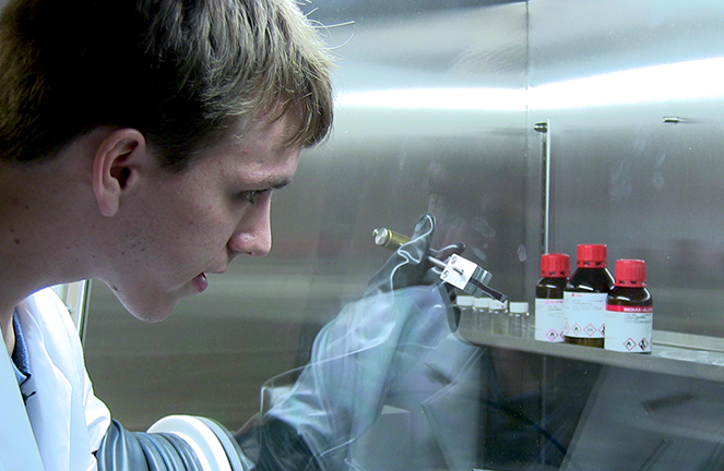 Summer Scholar Bart Machielse examines a silicon oxide on silicon substrate, held in a dip coater clamp, that he coated with a tellurium thin film in an argon-filled glovebox. Machielse worked in the lab of MIT Assistant Professor Juejun Hu on an infrared photonics project. “The advantage of tellurium films is that they can conduct infrared light up to very long wavelengths,” Machielse says. ...