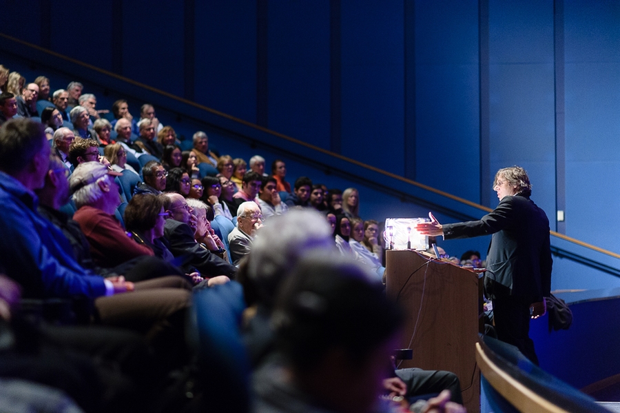 John Carlson lecturer Bjorn Stevens demonstrates the greenhouse effect using a bag of water, a light bulb, and an infrared camera.