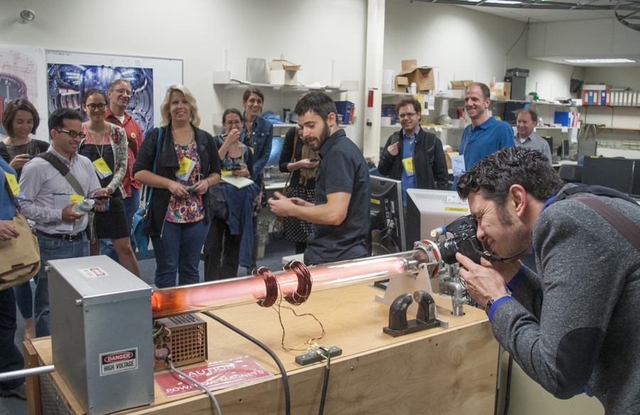 Attendees of ScienceWriters2015 gather around Ted Golfinopoulos and the plasma demo to learn about the latest in fusion research at the PSFC.
