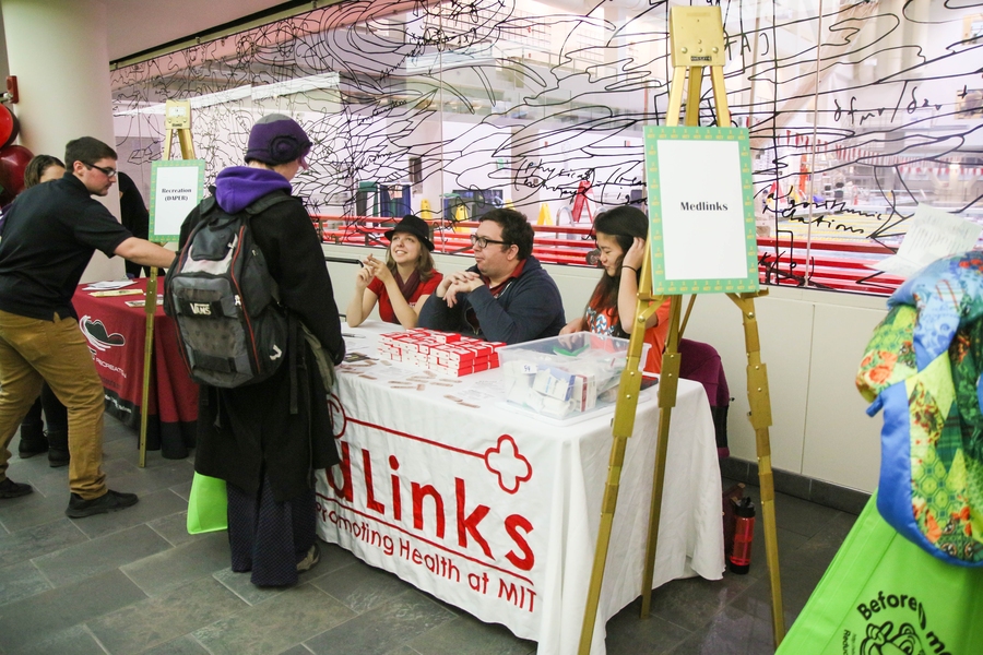 Students visit the MedLinks table at the fall 2015 Division of Student Life Wellness Fair. 