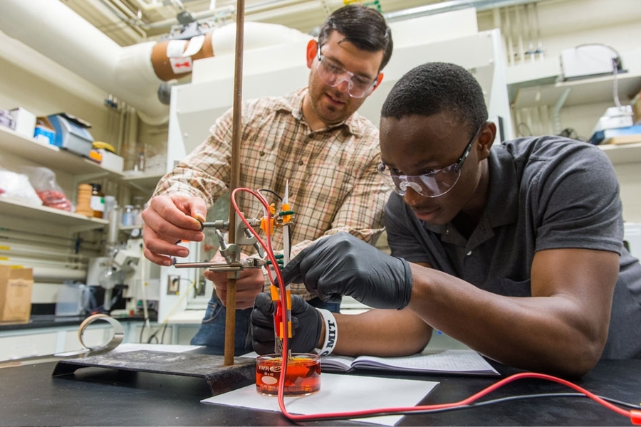 Oluwatomisin Adelusi (right), an undergraduate studying mechanical engineering, and postdoc David Zhitomirsky work on a solar thermal windshield for Energy UROP
