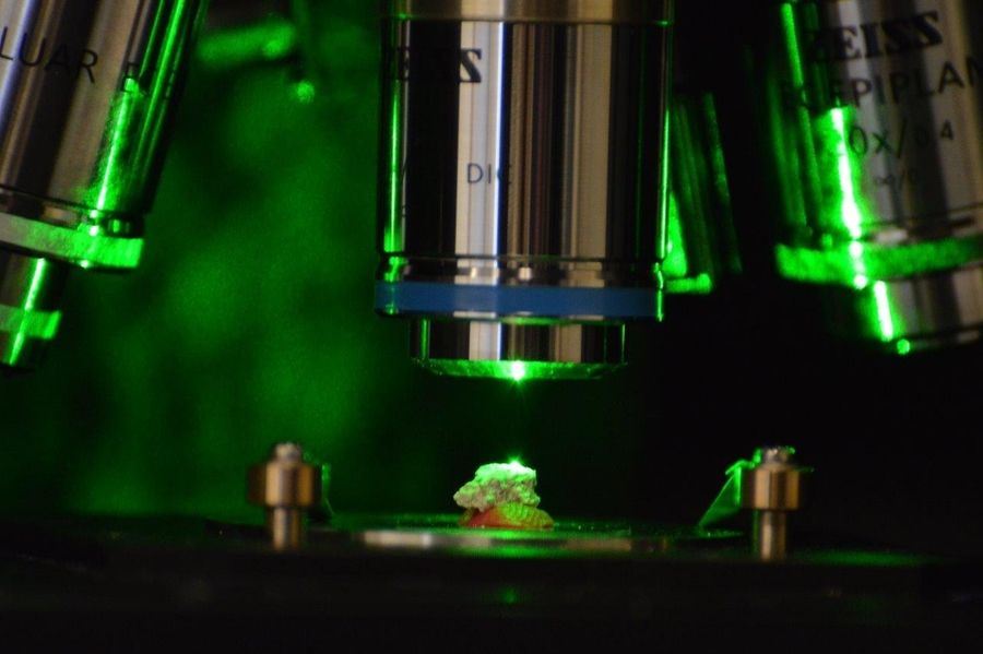 Raman microscopy on Roman concrete in Masic's lab