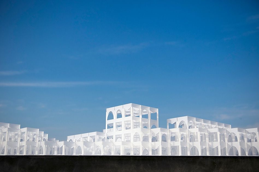 The market from D’Hooghe and ORG features “platonic panels”— simple concrete planes that can be assembled in almost any direction. Alongside the full-scale structure at the Biennale, a small-scale model demonstrates how the panels may serve as building blocks to design extended and flexible spaces.