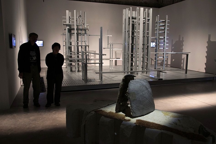 A creative and thoughtful installation from Ensamble Studio, headed by MIT professor of architecture Antón García-Abril and MIT research scientist Débora Mesa, initiates a battle: the seemingly different but strongly interrelated challenges when designing for highly rural (foreground) versus highly urban (background) domains.