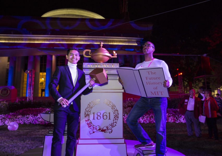MIT alumni recreate the "mens et manus" ("mind and hand") on the MIT seal at Toast to Tech.