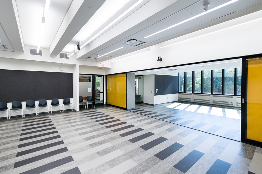 A major goal for the renovations was to connect the building’s core to its perimeter, filling the interior classrooms with natural light and creating a more open floor plan. Large, modular classrooms now offer bright and flexible spaces for classes, lectures, and other community gatherings.