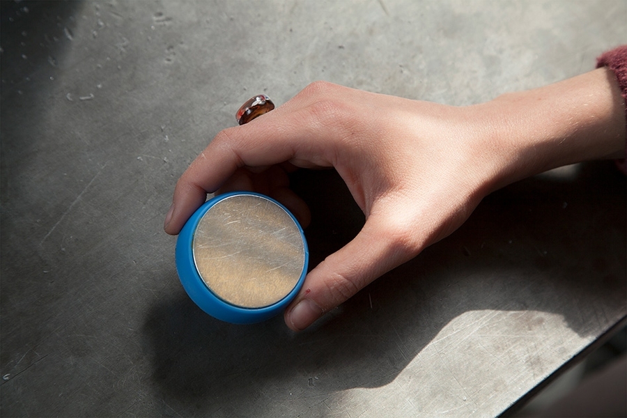 A lightweight disc that attaches to the bottom of disposable coffee cups, the Coffee Cookie is rechargeable for daily use.