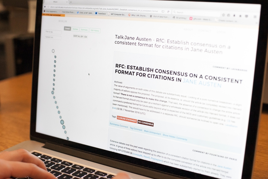 The Wikum interface provides readers with detailed summaries of online discussions.